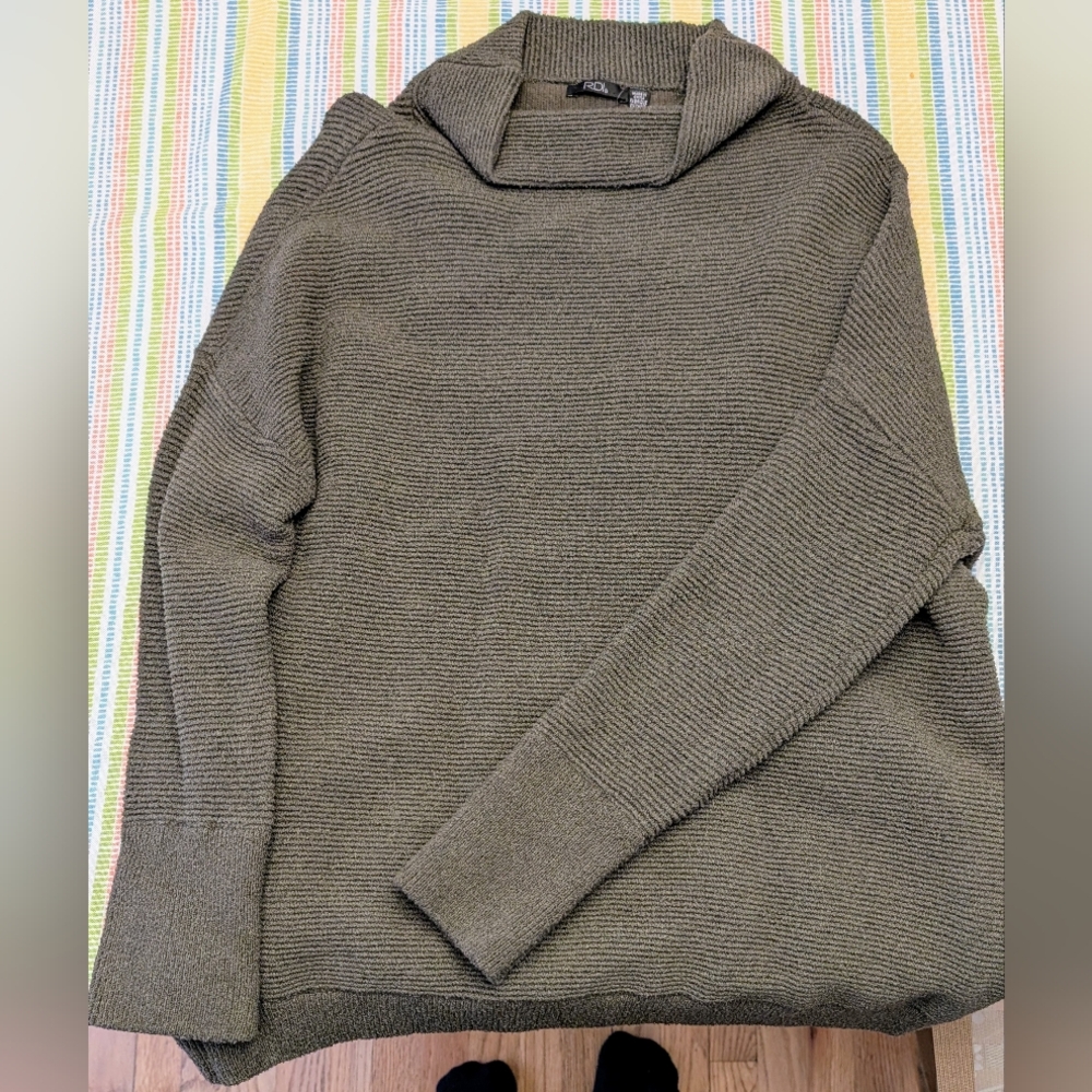 RDI Gray Turtleneck Sweater with Cozy Fit and Long Sleeves